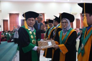 Dikukuhkan Sebagai Guru Besar, Prof. Dr. Hj. Ria Yulia Gloria Mengangkat Judul: Pengintegrasian Asesmen Formatif dalam Understanding by Design Bermuatan Konten Biologi Untuk Membentuk pemahaman dan Habits of Mind