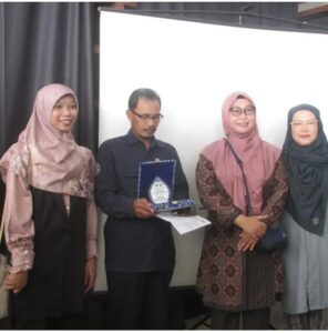 Praktek Lapangan-Fieldtrip mahasiswa tadris Biologi semester 4 di musem Biologi UGM