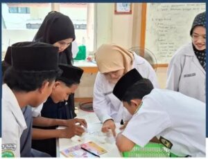Mahasiswa Tadris Biologi FITK UIN Siber Syekh Nurjati Cirebon melaksanakan praktikum uji golongan darah di Laboratorium IPA MANU Putra