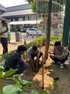 Aksi Nyata Green Campus: Sinergi Mahasiswa dan Cleaning Service Tanam Pohon Dukung SDGs
